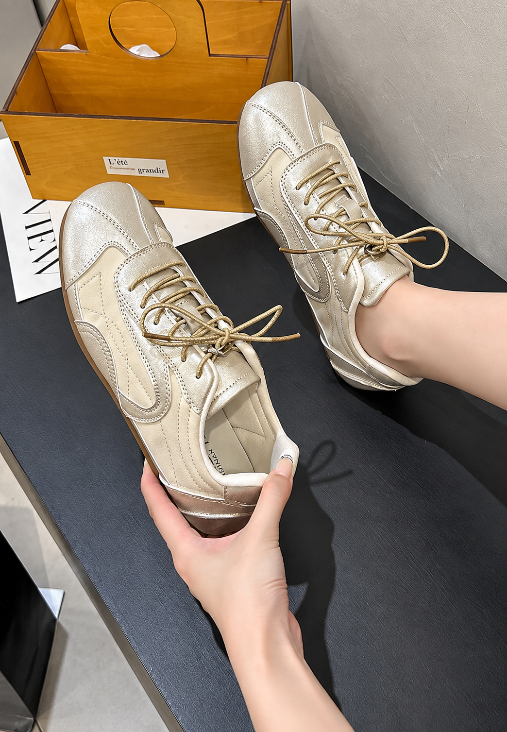 Metallic-Sneaker für Damen im Retro-Stil mit kombinierten Einsätzen – Siena