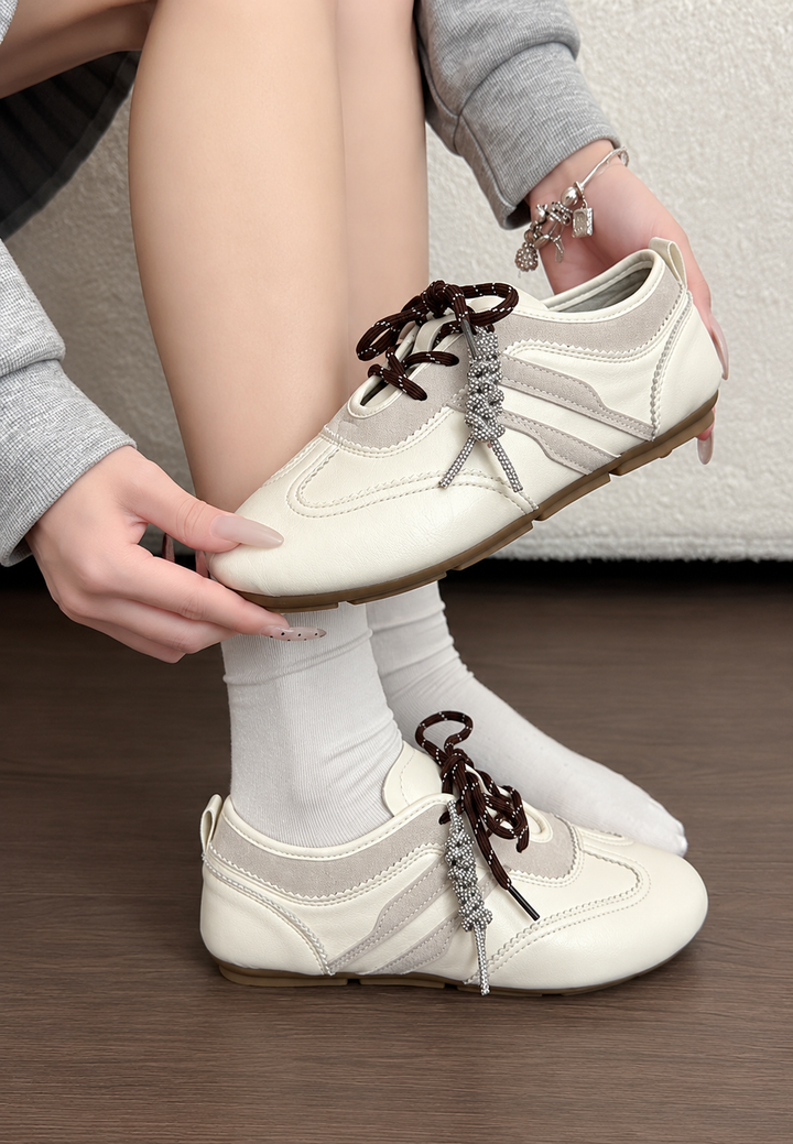 Retro-Damenschuhe mit kombinierten Elementen und Metallakzenten – Livia