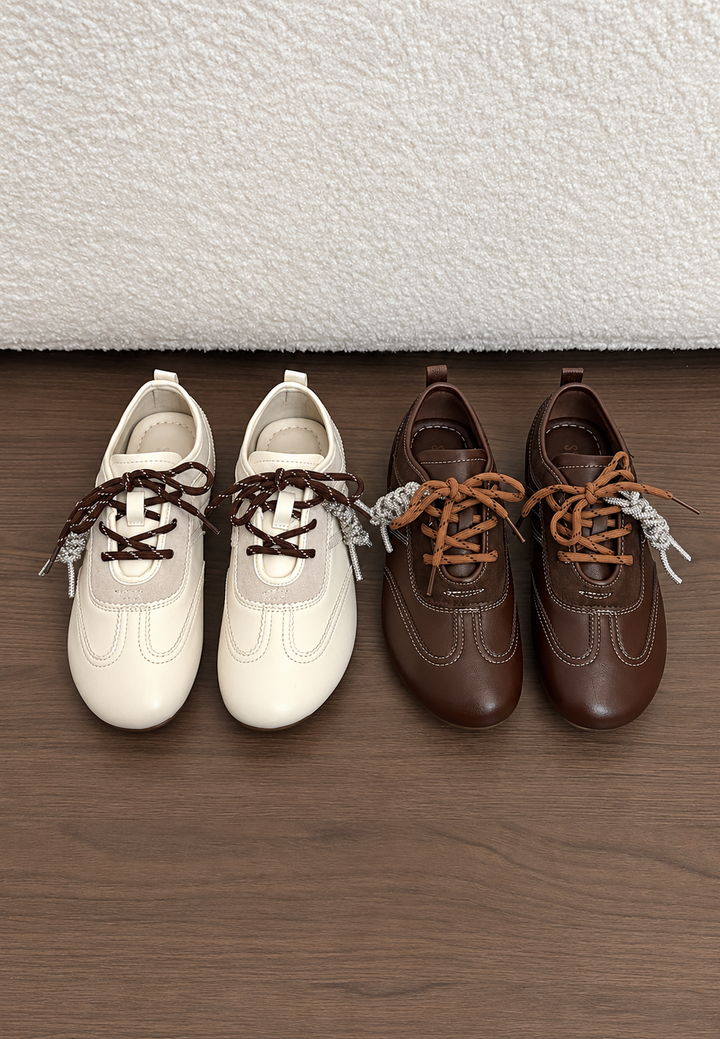Retro-Damenschuhe mit kombinierten Elementen und Metallakzenten – Livia